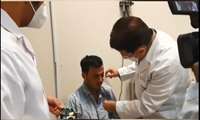 The tears of a young Afghan boy in the arms of the retina specialist of Al-Zahra Ophthalmology Hospital, Zahedan; Return of vision after two months of blindness